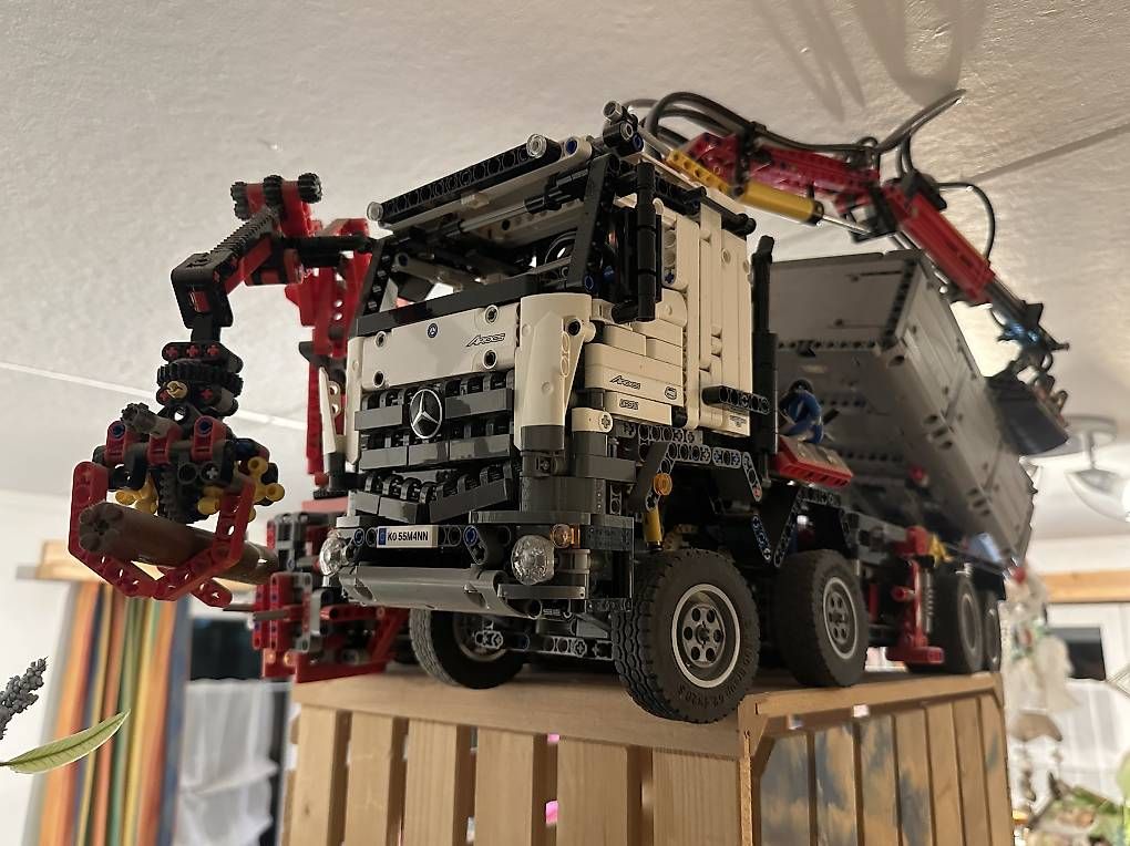 Kit di costruzioni: LEGO Technic Mercedes-Benz Arocs 42043 – Usato da Speicher venduto da pir_c96f 1