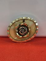 Brosche oval mit Rosenmotiv goldfarben guter Zustand
