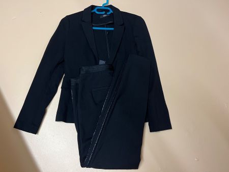 Hosenanzug von sOliver in schwarz mit glänzender Pastel