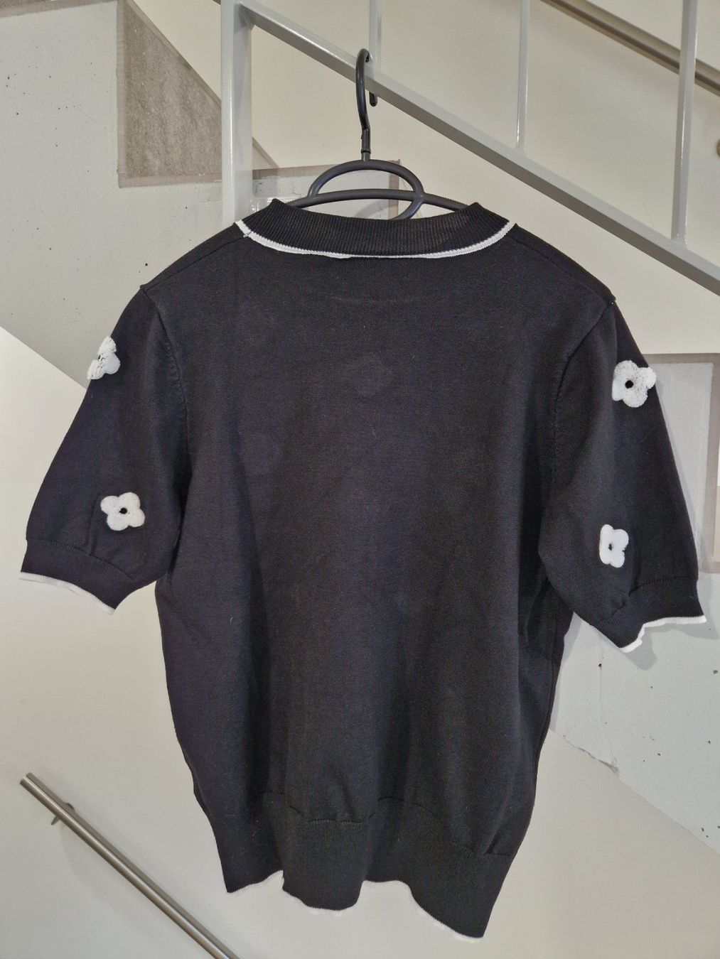 Pulls & Sweat-shirts: Damen Pullover Schwarz Blümchenmuster Grösse M – D'occasion à Kyburg par zei_z76d 1
