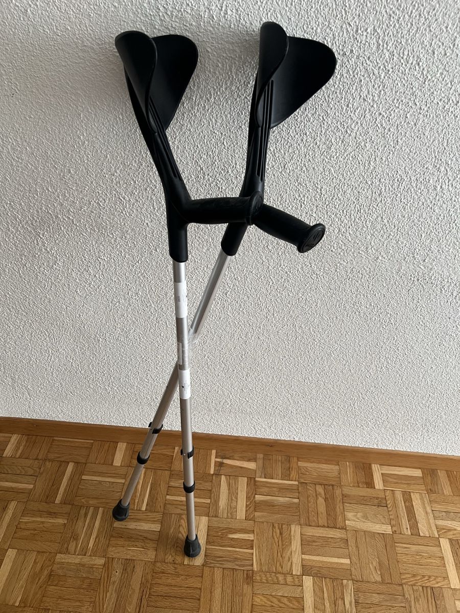 Attrezzature mediche: Forearm Crutches aluminum adjustable pair used – Usato da Grenchen venduto da baj_5hbw