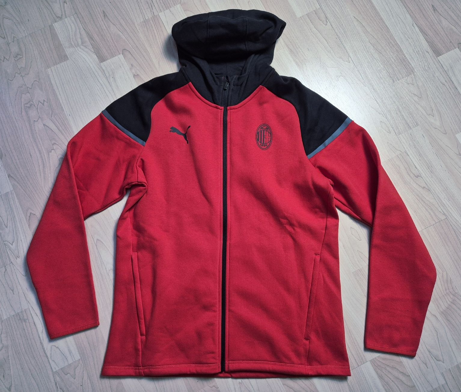 Puma Giacche: Puma 23/24 AC Milan Jacke Grösse L – Nuovo (secondo la descrizione) da St. Gallen venduto da CaliSunshine