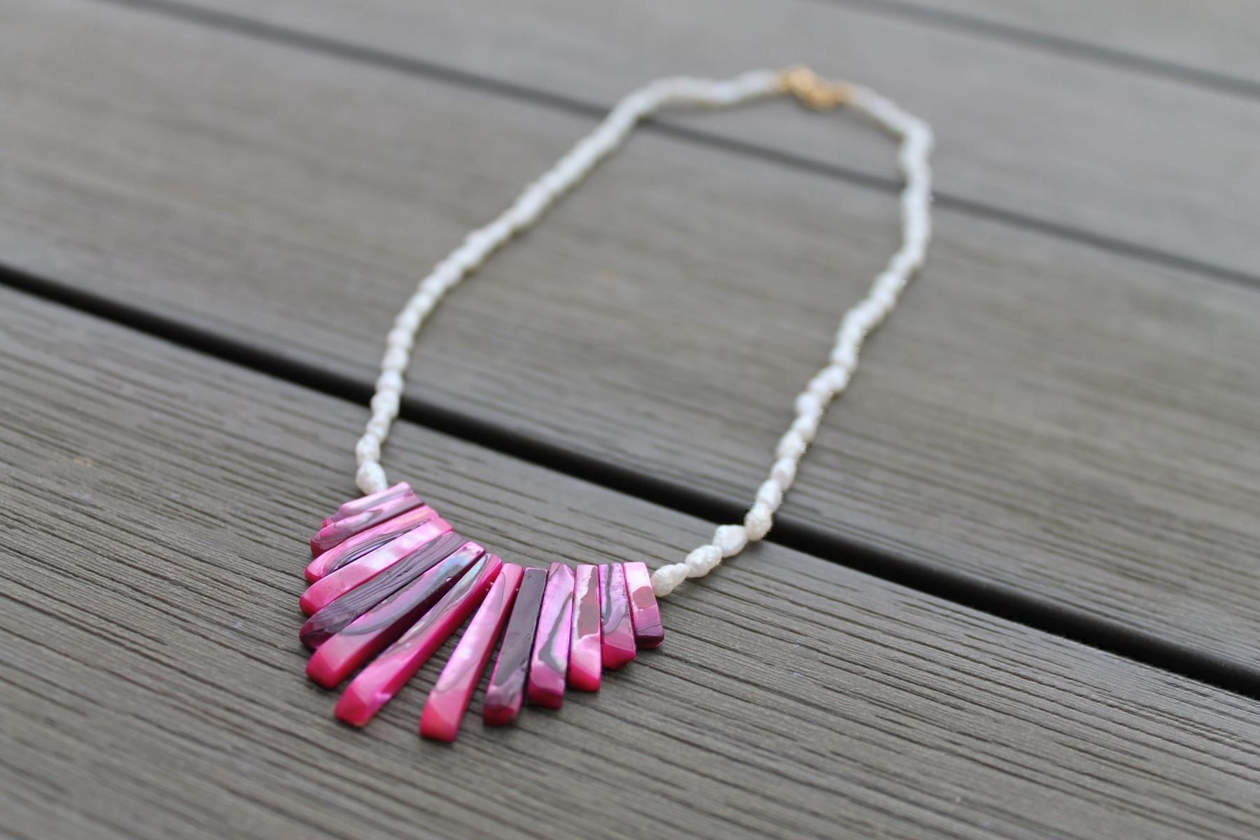 Catenine: Collier coquillage rose et perles d'eau – Nuovo e nell'imballaggio originale da Agiez venduto da chouchanelle