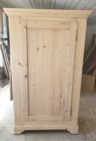 Wunderschöner antiker Schrank aus massivem Weichholz 