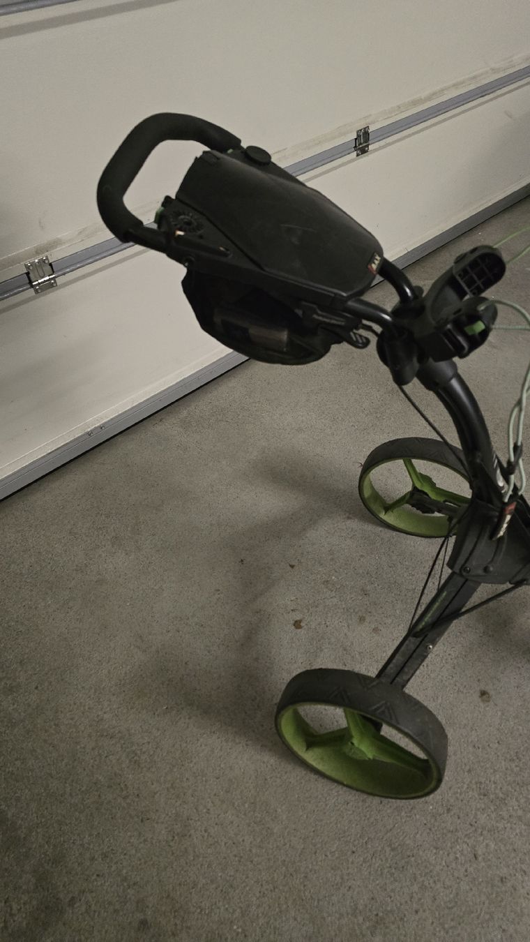 Big Max Trolley: Golf Trolley Big Max IQ+ mit Regenhülle – Usato da Reichenburg venduto da rameus 1