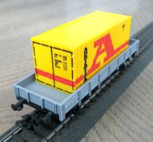grauer SBB-Niederbordwagen mit Container "ADRIATICA" beladen