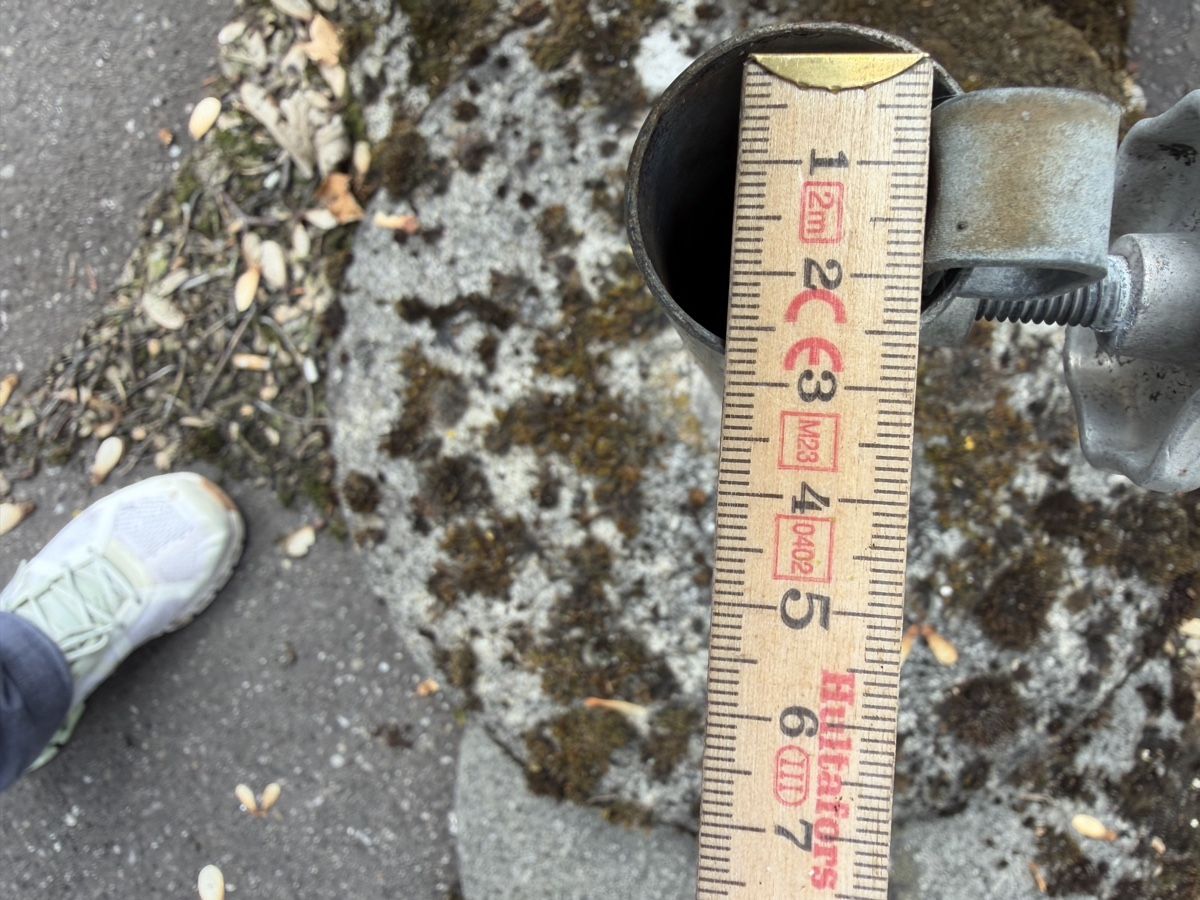 Altro: Schirmstender aus Stein, Halterung Durchmesser 5 cm  – Usato da Wiesendangen venduto da sandraz1565 1