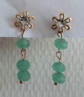 Boucles d'oreilles pendantes vertes.