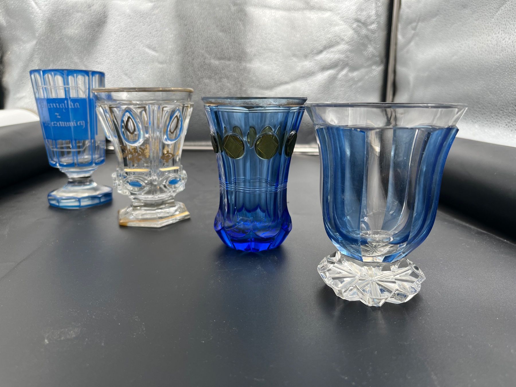 Bicchieri: 4er-Set antiker blauer böhmischer Glasbecher – Usato da Otelfingen venduto da Yossi-68
