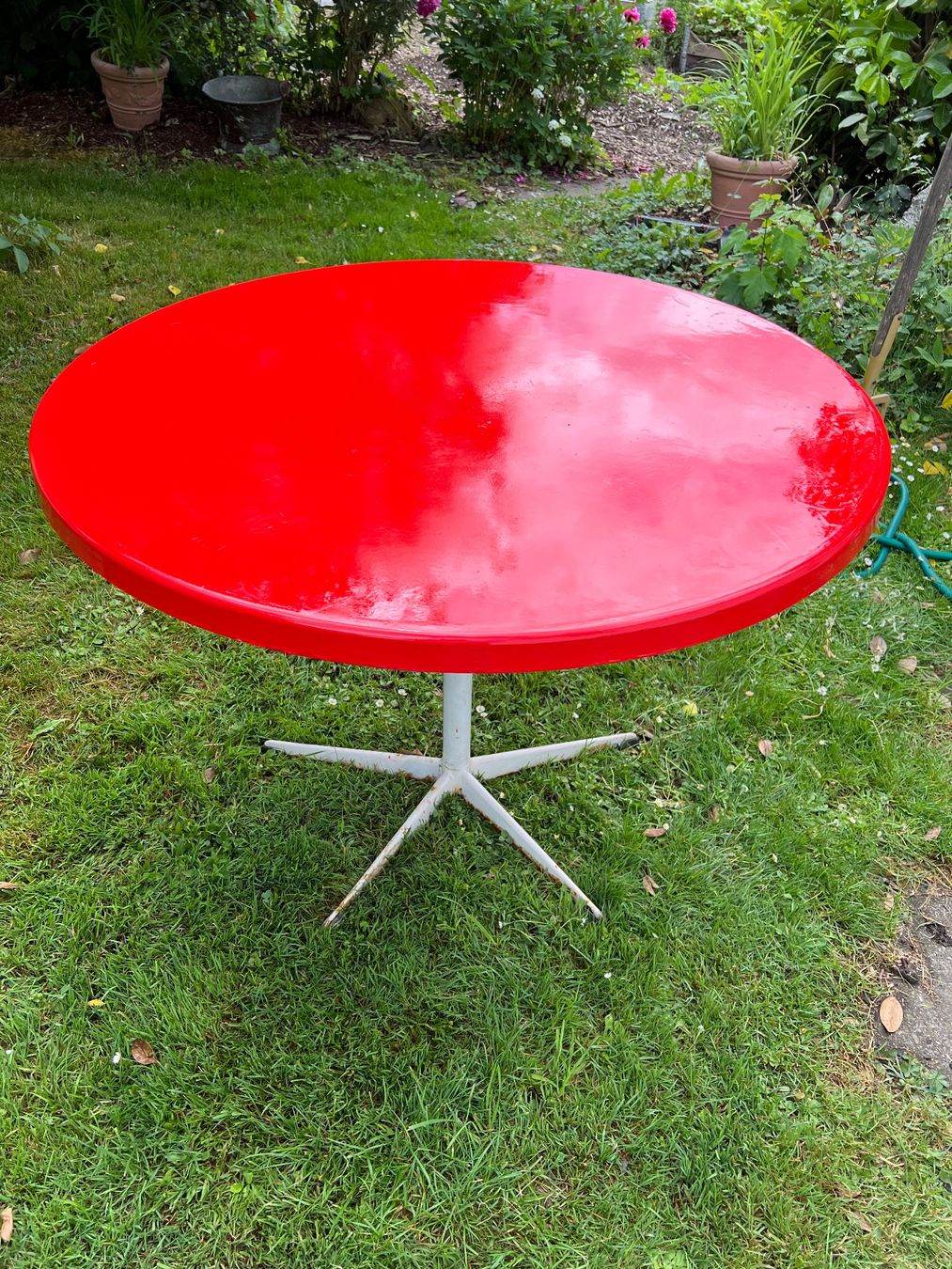 Tische: Roter Gartentisch mit Sternfuss, vintage – Gebraucht aus Altikon von Linus62