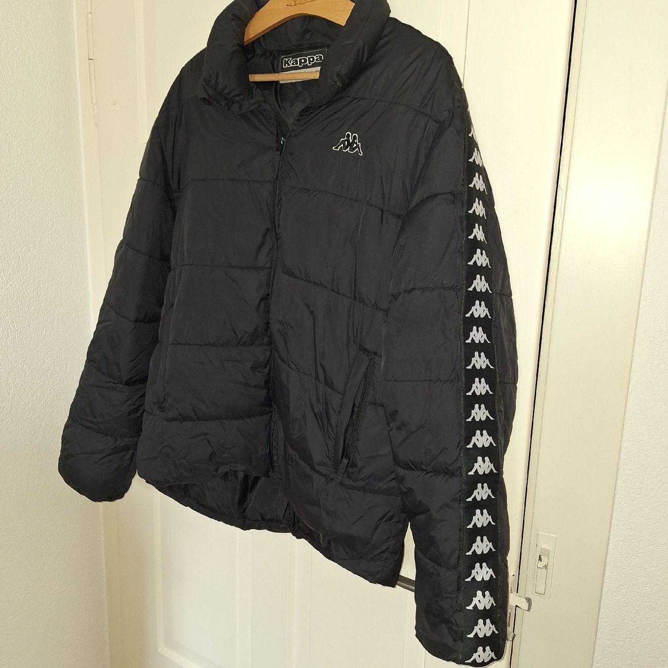 Kappa Giacche: Versand möglich.  Kappa Winterjacke, schwarz,  Large – Usato da Winterthur venduto da Goldpipau