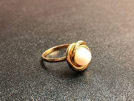Damenring mit weisser Perle aus 18 Karat Gelbgold Au 750