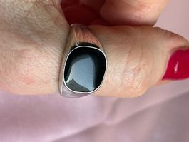 Silberfarbener Ring mit schwarzem Stein RETRO (60/20)
