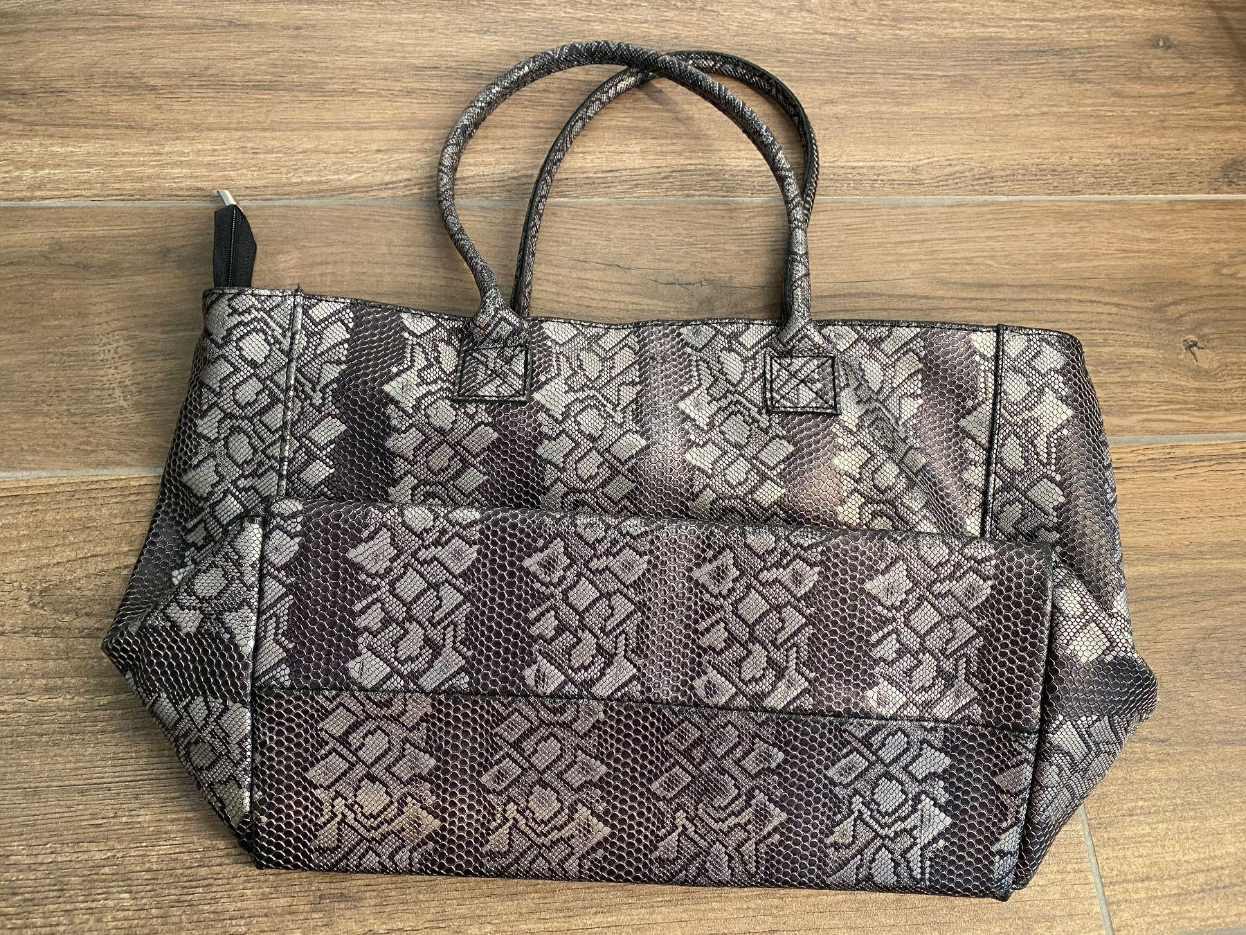 Taschen für Damen: Handtasche / Shopper-Bag aus Leder silber / grau – Gebraucht aus Pratteln von a23_j2gs 1