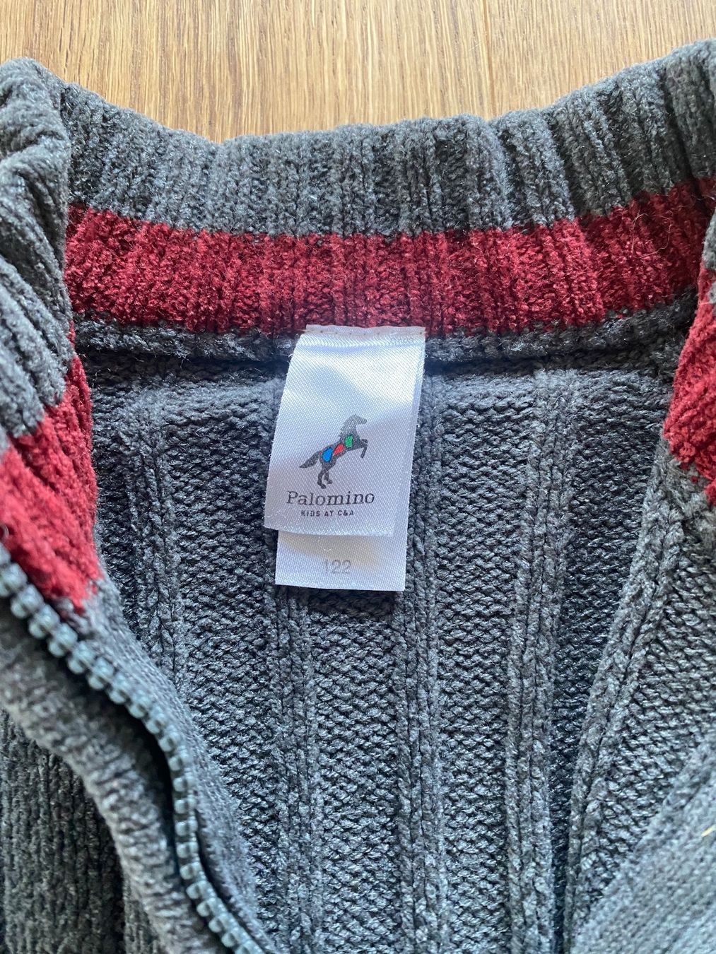 Giacche & Cappotti: Strickjacke 122 – Usato da Sarmenstorf venduto da SamiraB. 1