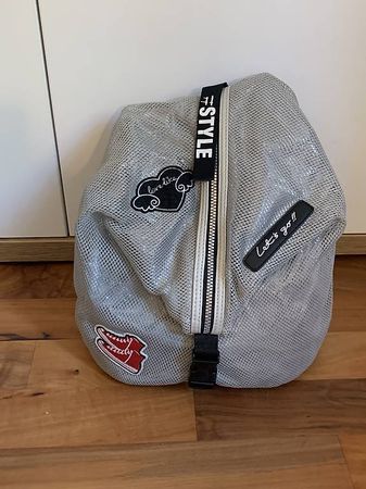 Grauer Rucksack mit Netzoptik
