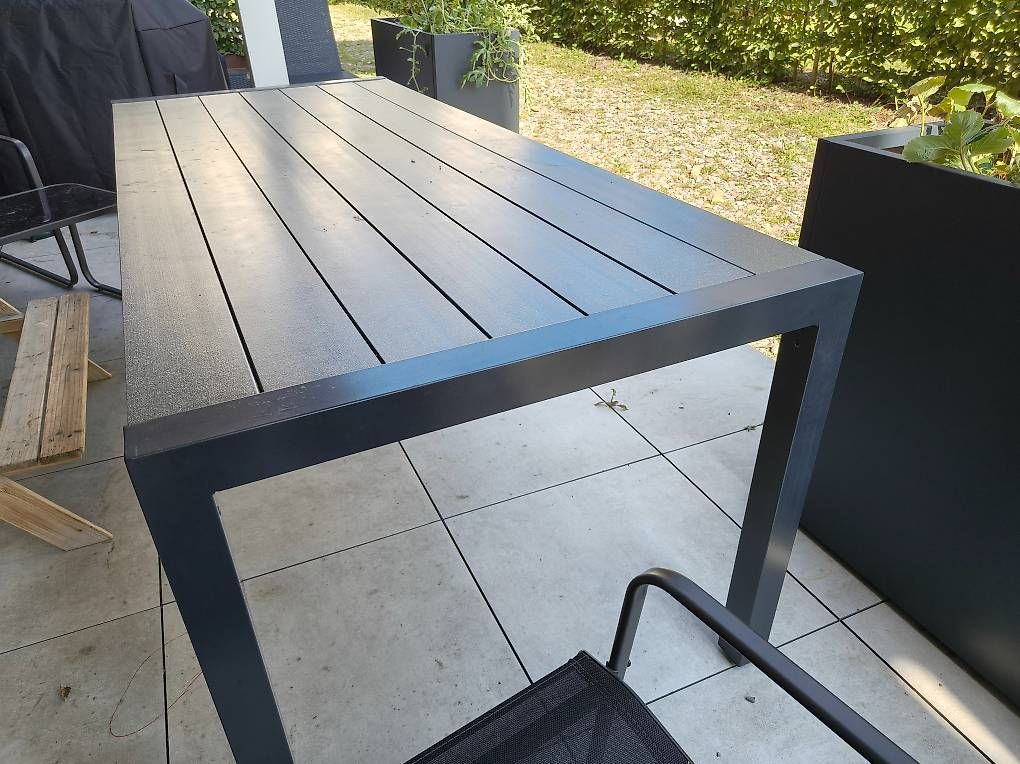 Tische: Massiver Gartentisch mit Metall-Gestell, NP 600.- – Gebraucht aus St. Gallen von ps1248 1