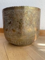 Reich ziselierter, interessanter Übertopf für Pflanze