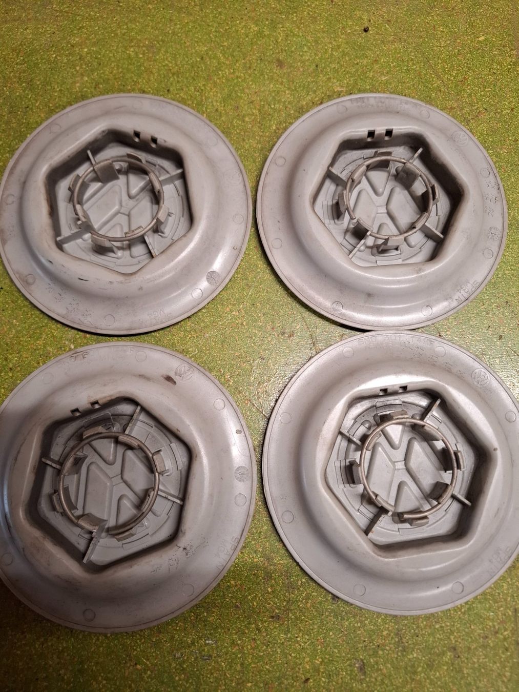 Tutti pezzi di ricambio auto: Nabendeckel Alufelge VW – Usato da Uttigen venduto da fourstrokeforce 1
