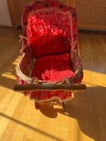 Puppenwagen aus Korb mit rotem Stoff - Vintage
