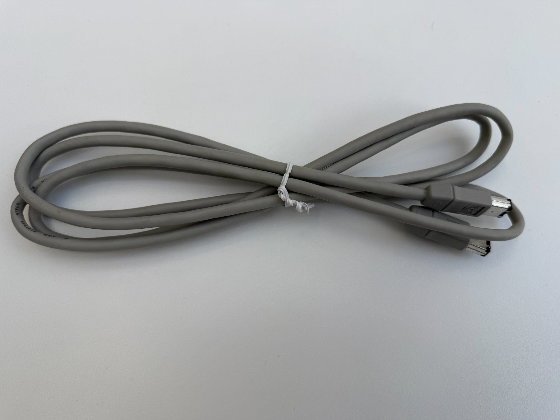 Cavi: Original 2m Firewire 400Mbps Kabel, grau, Fabrikneu – Nuovo (secondo la descrizione) da Unterengstringen venduto da Tnovus 1