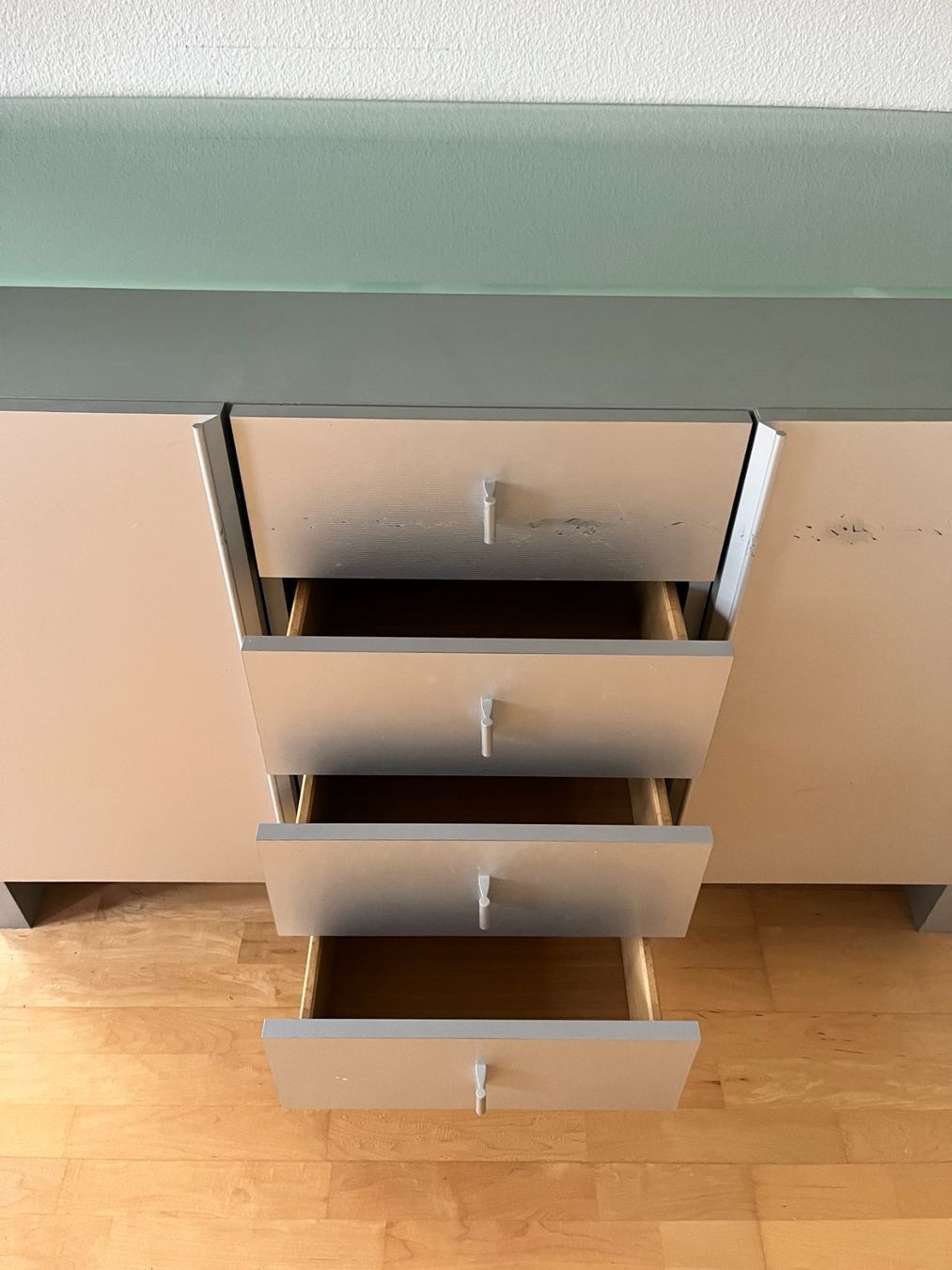 Cassettiere: Kommode mit Glasplatte, 4 Schulden, 2 Türen, Farbe Silber... – Usato da Hinterkappelen venduto da rum_y52q 3