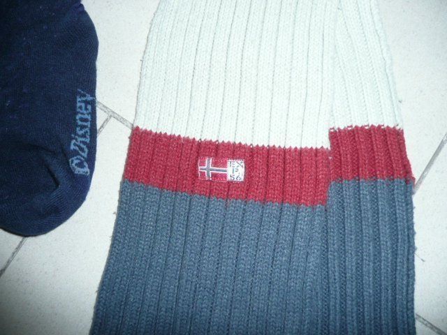 Lotti di vestiti: Winterpaket mit Schal, Handschuhe, Socke – Usato da Zug venduto da falama 4