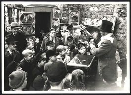 Fotografie Strassen Zauberer füht seine