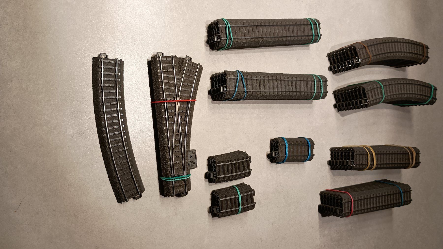 Lot De 31 Rails HO Märklin Avec Ballast - Droits, Courbes, Aiguillages, Heurtoirs - TBE