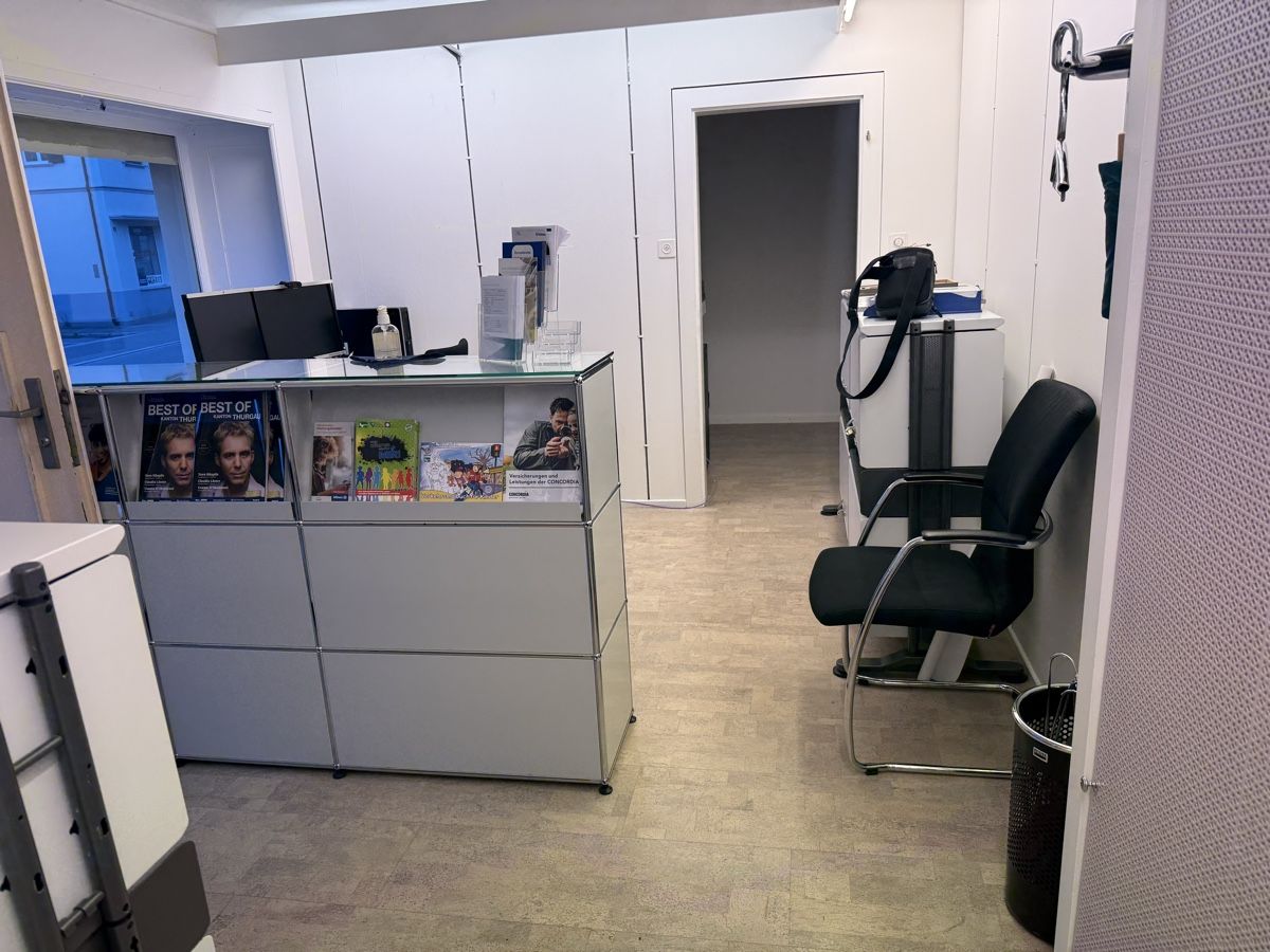Set di tavolo e panche: Büroinventar zu verkaufen – Usato da Romanshorn venduto da B.abduli 3