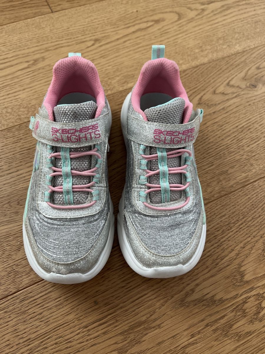 Scarpe per ragazze: Skechers Sneaker Gr. 30 mit Glitzer & Licht – Usato da Aeugst am Albis venduto da Bsaeub 2