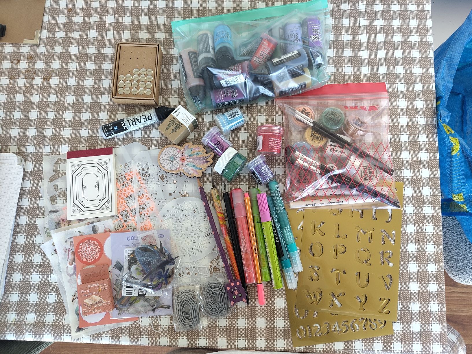 Kit bricolage: Bastelmaterial Stifte, Farben, Embossing, Schablonen Konvolu – Usato da Birsfelden venduto da Aline040