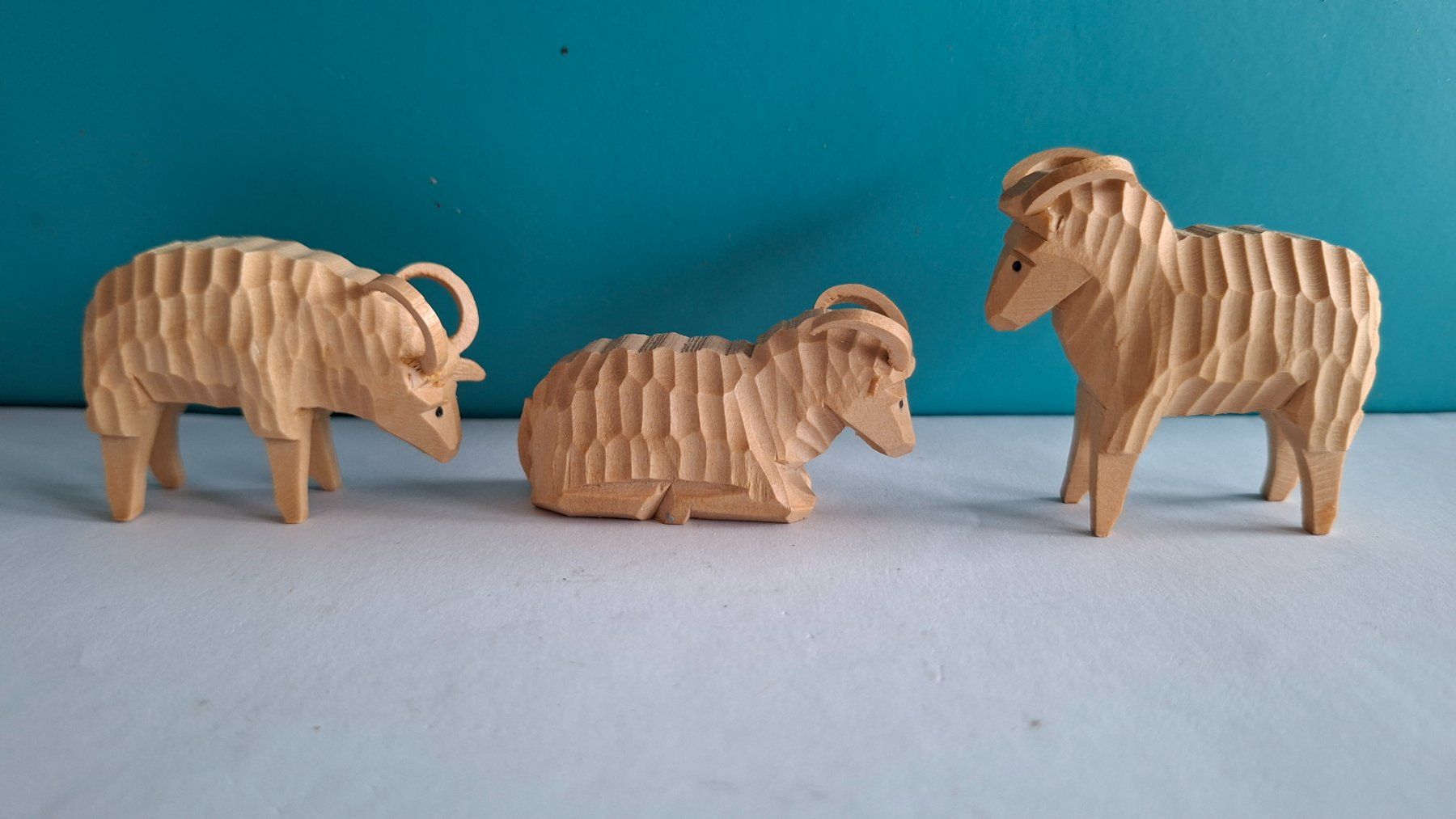 Statuette: Holzfiguren: 3er Set, handgeschnitzt, Widder, Deko – Usato da Opfikon venduto da Diversamente 1