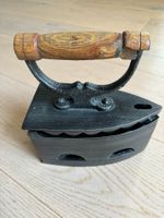 Altes Bügeleisen, sandgestrahlt und patiniert.