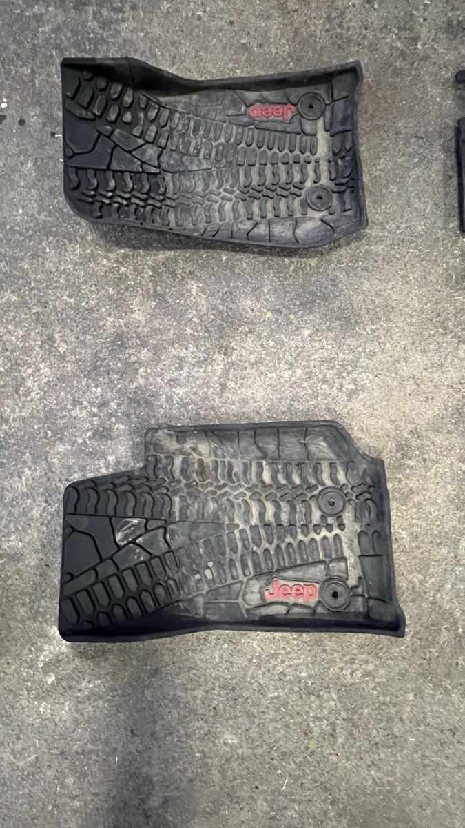 Jeep Tappeti & Tappetini: Moquette+tappetini Jeep Wrangler JKU – Usato da Brè sopra Lugano venduto da micheleschmid 7