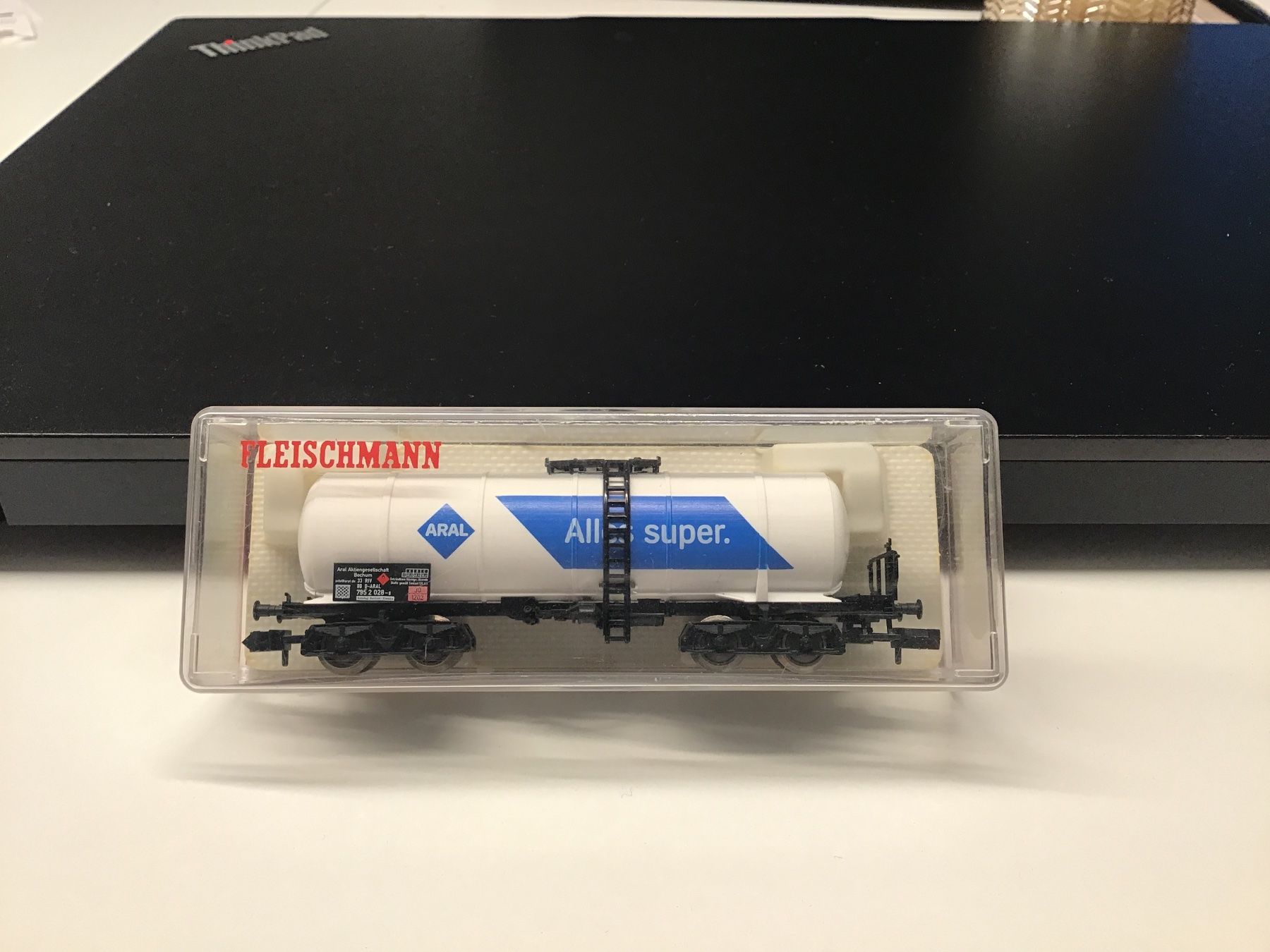 Fleischmann Modellini di ferrovie: Fleischmann  N Aral Kesselwagen – Usato da Männedorf venduto da Modell-Spezialisten 1