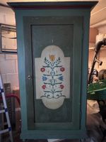 Antiker Schrank, Bauernmalerei, Vintage-Charme für Ihr Heim