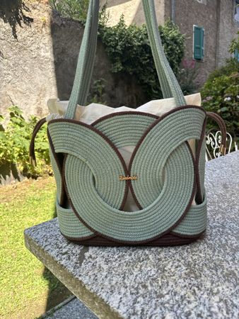 Borsa a tracolla verde in corda con inserti marroni