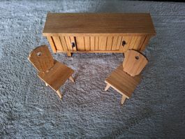 Niedliches Puppenhaus-Mobiliar aus Holz, 3-teilig, Dora Kuhn
