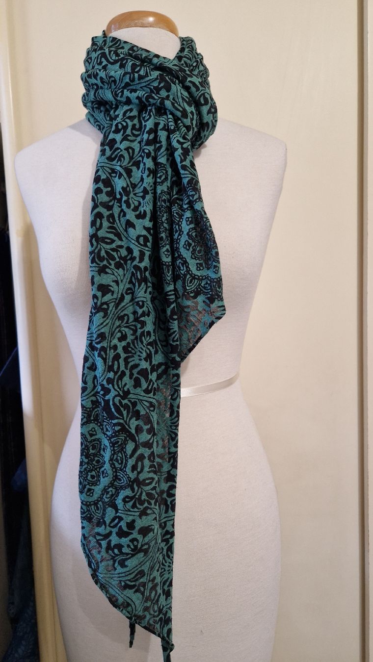Foulard & Sciarpe: schwarz-grün gemusterter Schal – Usato da Oberengstringen venduto da Sheera7 2