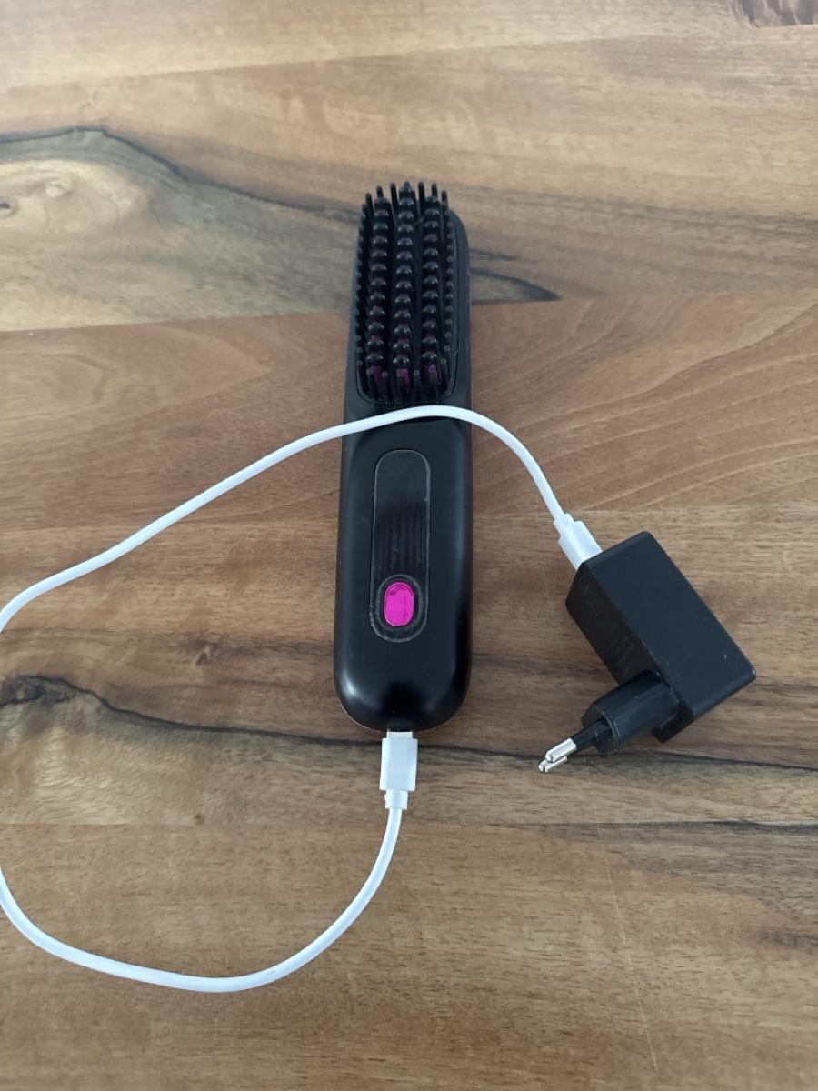 Altro per la cura dei capelli: Glättebürste mit Ladekabel und Netzteil neu – Usato da Niederscherli venduto da Doene0