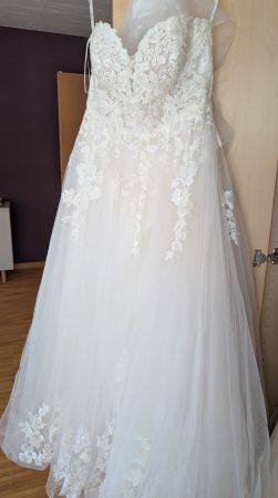 Trägerloses Stella York Brautkleid mit Schleppe
