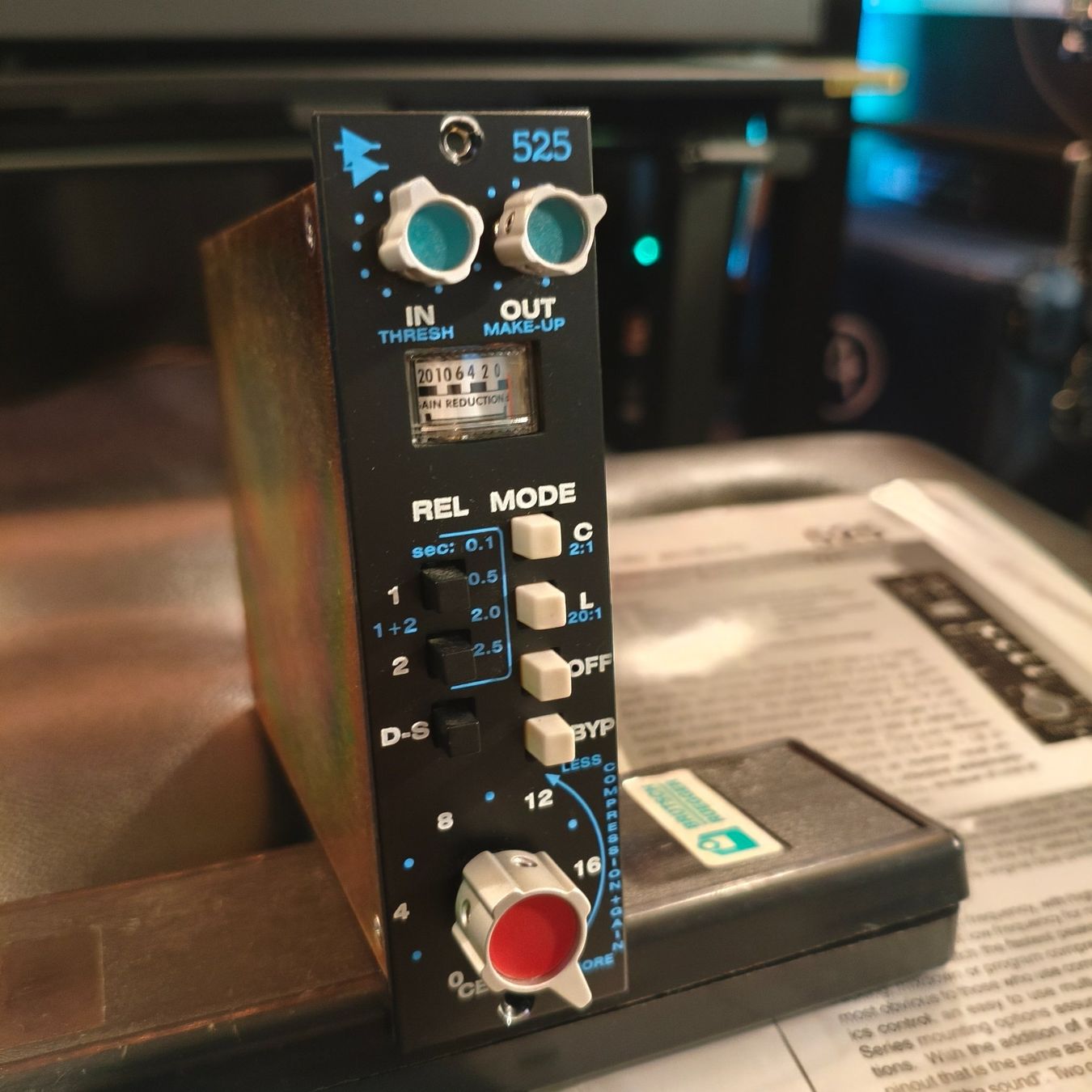 Instruments de musique: API 525 reissue, Highend Kompressor, Originalanleitung – D'occasion à Dietikon par Deft_bonz 1