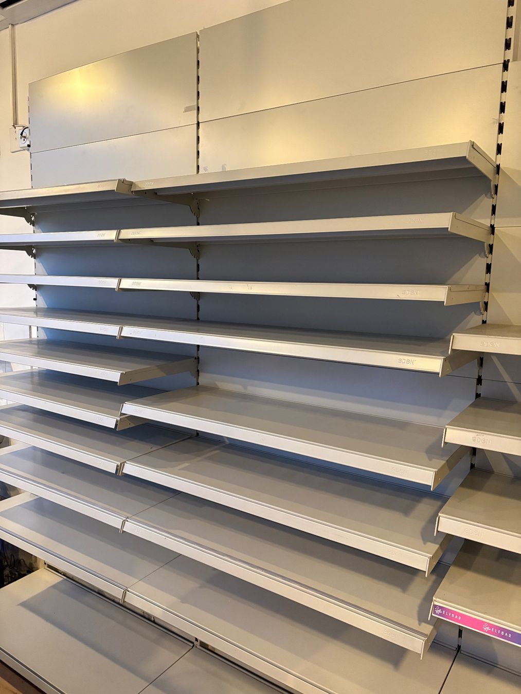 Allestimento di negozi e stand fieristici: Laden Regale und Theke – Usato da Horgen venduto da kar_ch58 6