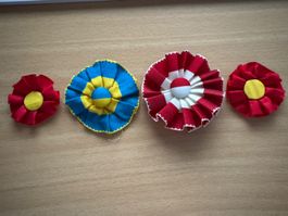 Ansteckrossetten 4 Stk. gemustert rote und blaue Schleifen