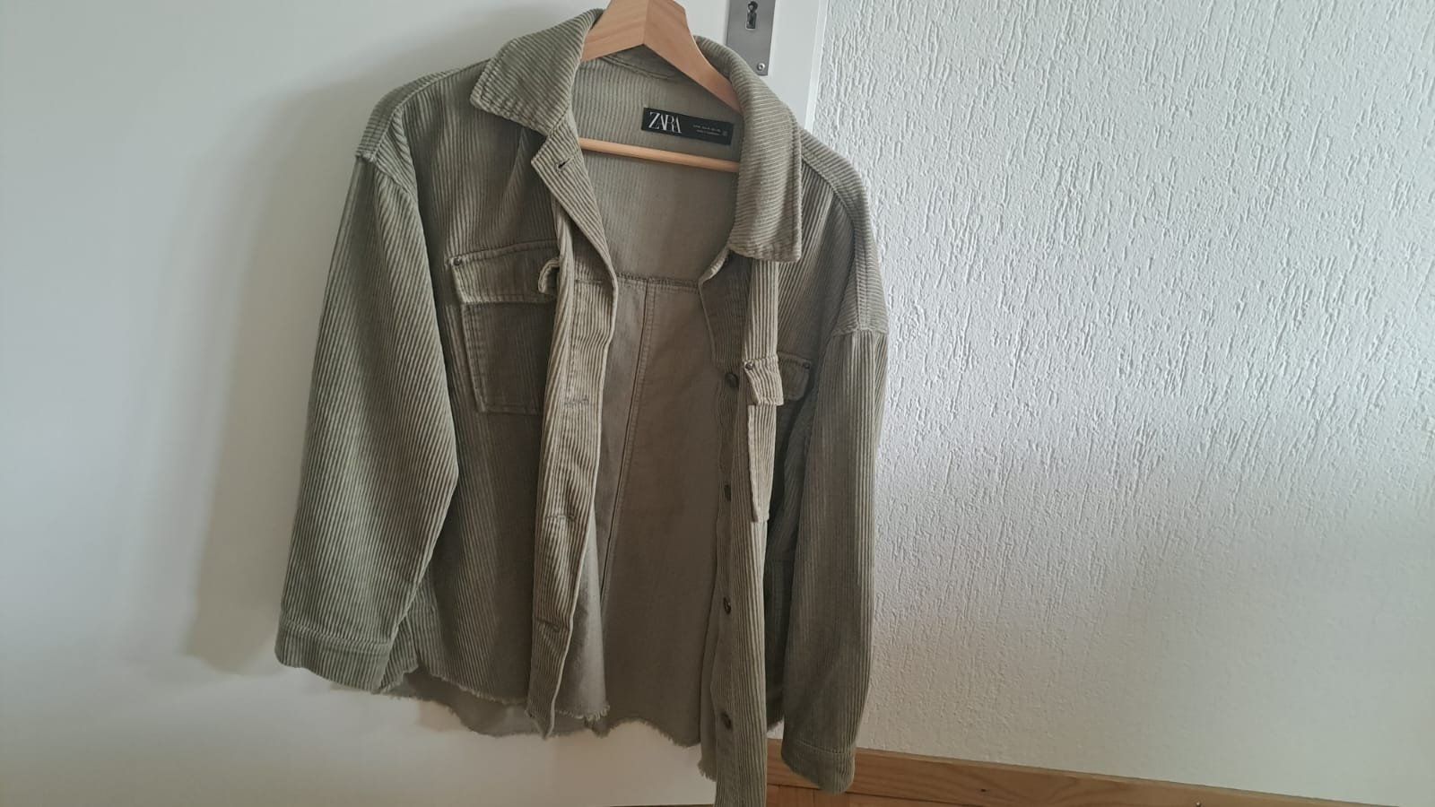 Zara Giacche: Cordhemd Zara Oversize Khaki Grösse M – Usato da Winterthur venduto da cor_9m7q