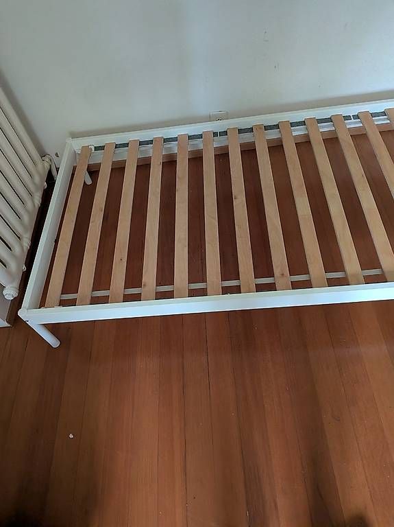 Betten: Bedframe 90x200 cm Ikea – Gebraucht aus Zürich von hox_9mzq