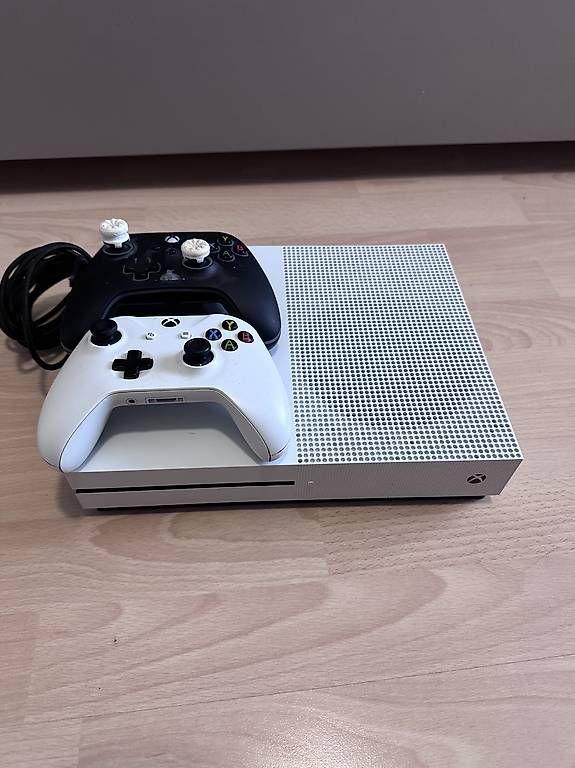Microsoft Console: Xbox one S mit logitech lenkrad – Usato da Sursee venduto da leo_m2px