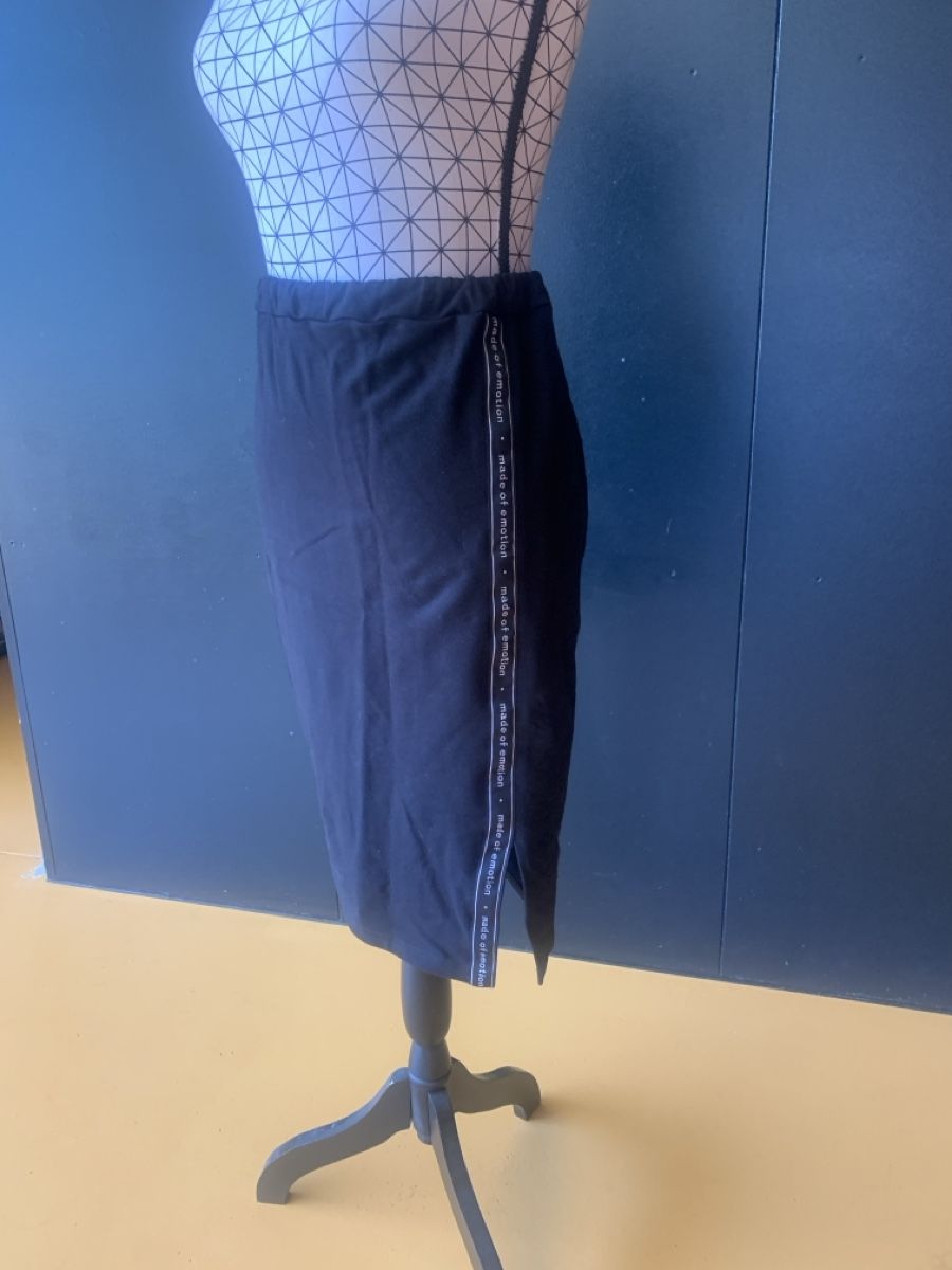 Lotti di vestiti: Rock und Sweatshirt – Usato da Rain venduto da 11. 5