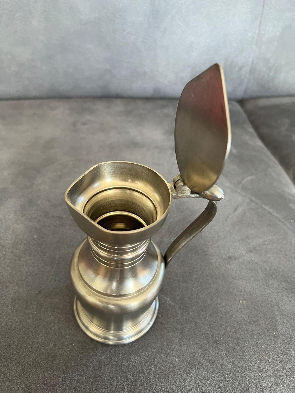 Caraffe: Zinn Karaffe mit 2 Becher und Teller – Usato da Grueningen venduto da ant_qb8l 2